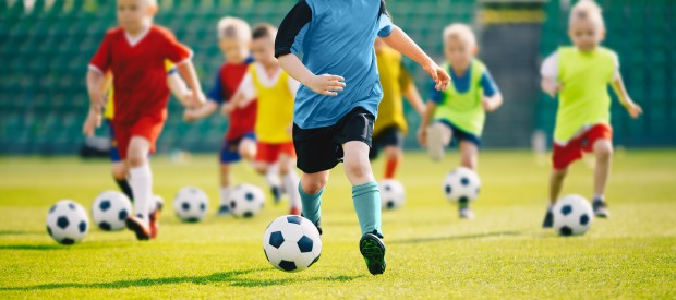 Qual a diferença entre escolas de esportes e atividades recreativas?
